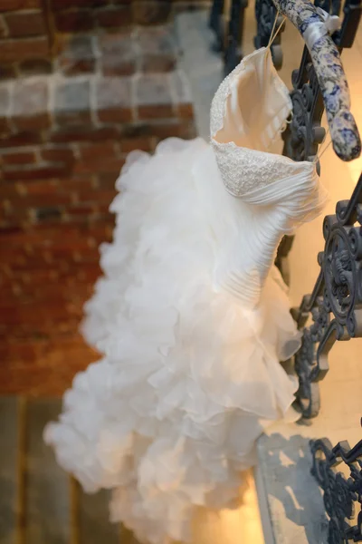 ชุดแต่งงานสีขาวที่สวยงาม — ภาพถ่ายสต็อก