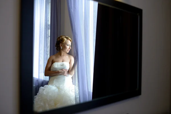 Menina bonita em vestido de noiva branco — Fotografia de Stock