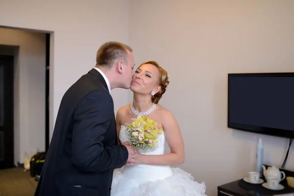 Reunión de la pareja de boda por la mañana — Foto de Stock