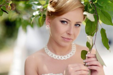 park içinde güzel bir gelin