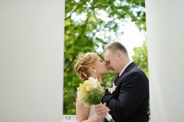 Parkta sarılma güzel düğün çifti