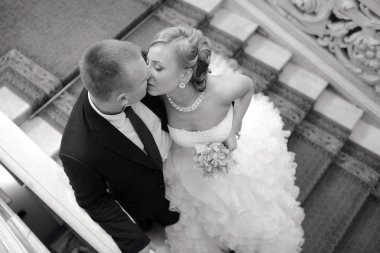 merdivenlerde sarılma güzel düğün çifti