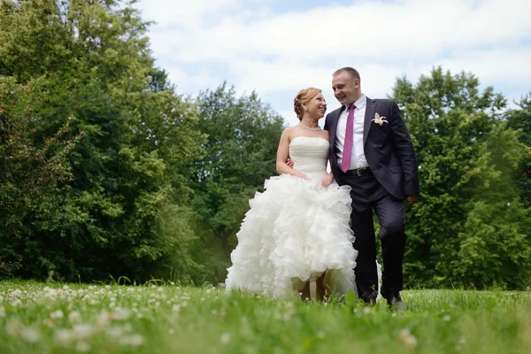 Matrimonio coppia a piedi nel parco — Foto Stock