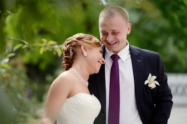 Hermosa pareja de boda abrazándose en el parque — Foto de Stock