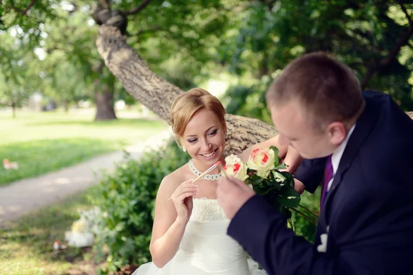 Hermosa boda pareja para colorear flores — Foto de Stock