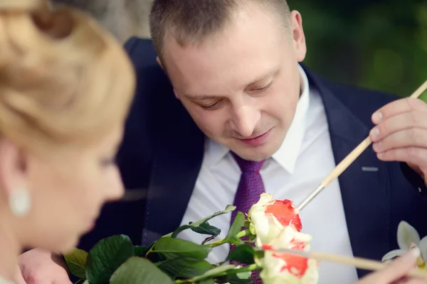 아름다운 결혼식 부부는 꽃을 색칠 — 스톡 사진