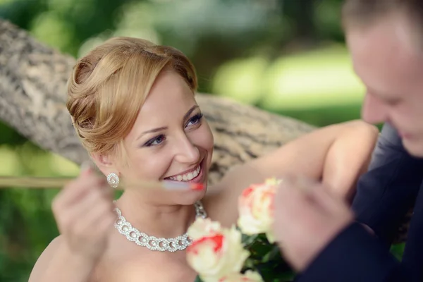 Schönes Hochzeitspaar Färbung Blumen — Stockfoto