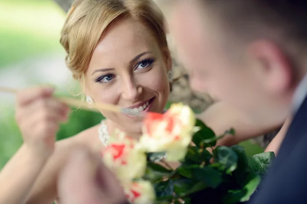 Krásný svatební pár obarvení květin — Stock fotografie