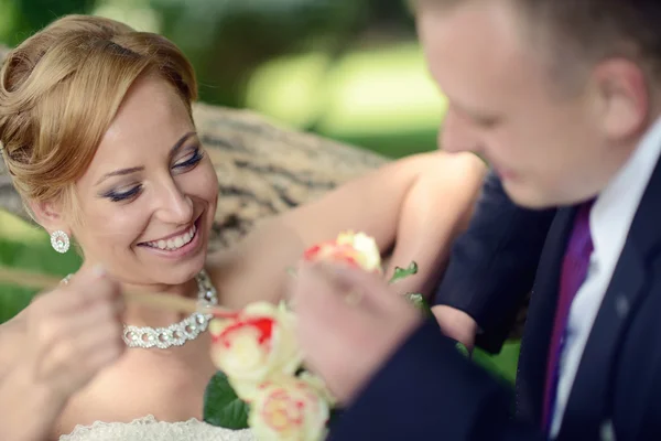 Mooie bruiloft paar kleuren bloemen — Stockfoto