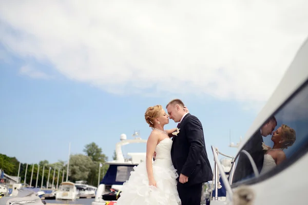 Matrimonio coppia abbracci su yacht — Foto Stock