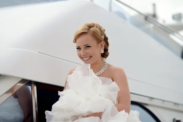 Красива наречена на яхті — стокове фото