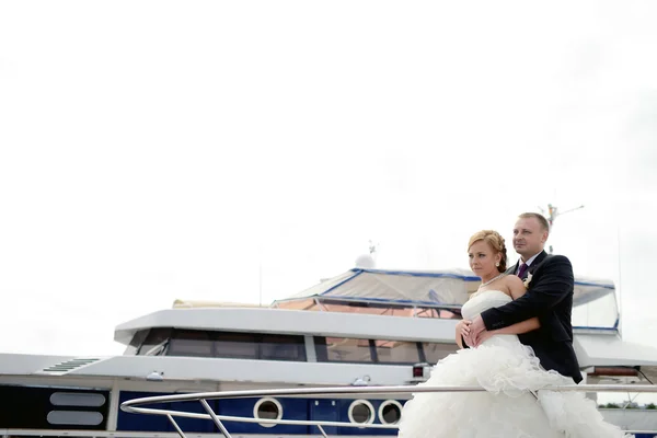 Matrimonio coppia abbracci su yacht — Foto Stock