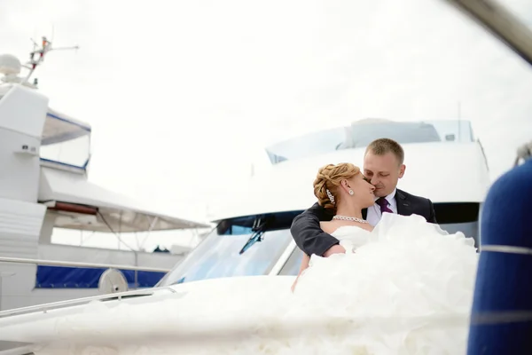 Pareja de boda abrazándose en yate —  Fotos de Stock