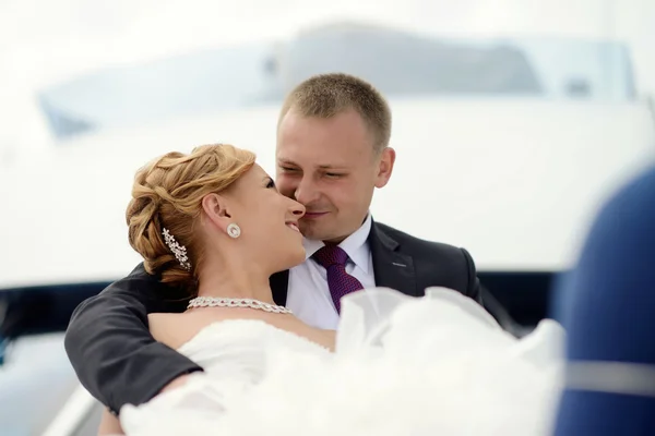 Wedding couple hugging on yacht — Stock Photo, Image