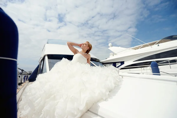 Beautiful bride on yacht — Stock Photo, Image