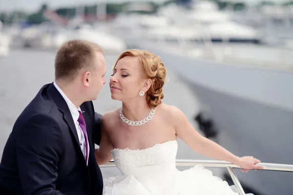 Hochzeitspaar umarmt sich auf Jacht — Stockfoto