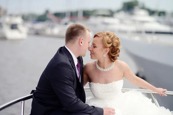 Wedding couple hugging on yacht — Stock Photo, Image