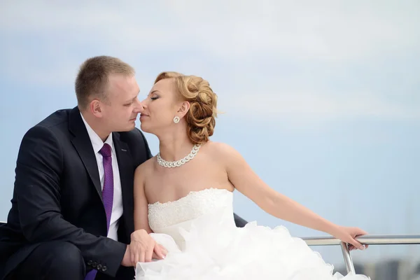 Pareja de boda abrazándose en yate — Foto de Stock