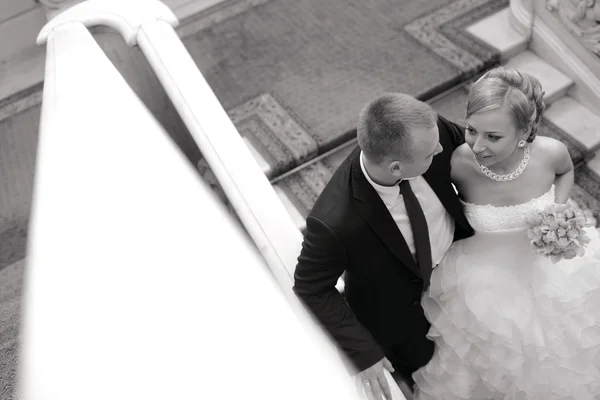 Hermosa boda pareja abrazándose en escaleras —  Fotos de Stock