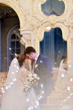 Güzel düğün çifti sarılma 