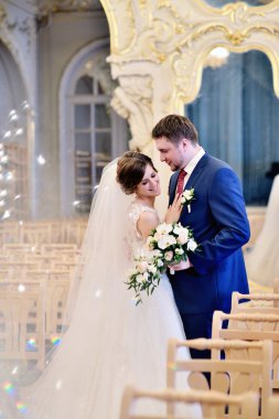 Güzel düğün çifti sarılma 