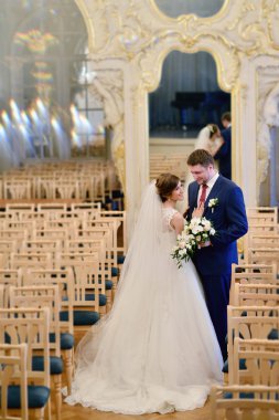 Güzel düğün çifti sarılma 