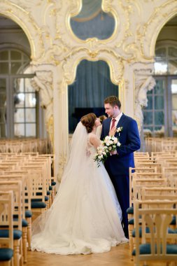 Güzel düğün çifti sarılma 