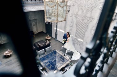 Güzel düğün çifti sarılma 