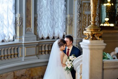 Güzel düğün çifti sarılma 