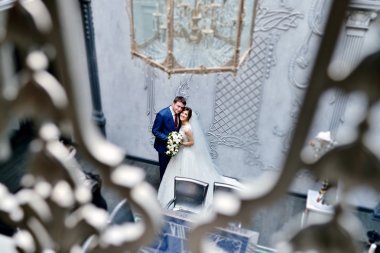 Güzel düğün çifti sarılma 