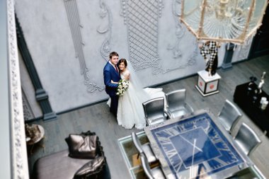 Güzel düğün çifti sarılma 