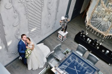 Güzel düğün çifti sarılma 