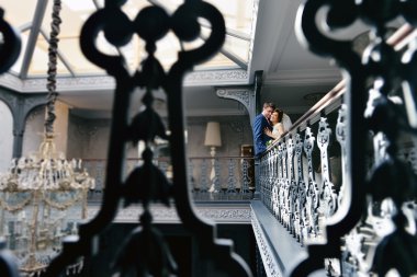 Güzel düğün çifti sarılma 