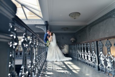 Güzel düğün çifti sarılma 