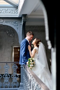 Güzel düğün çifti sarılma 