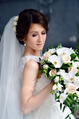 güzel bir gelin buketi ile