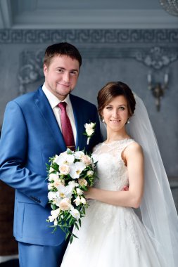 Güzel düğün çifti sarılma 