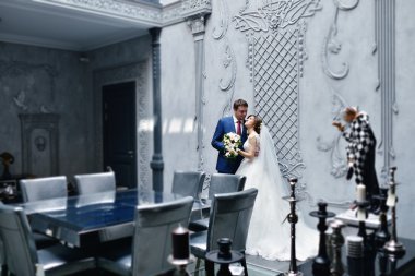 Güzel düğün çifti sarılma 