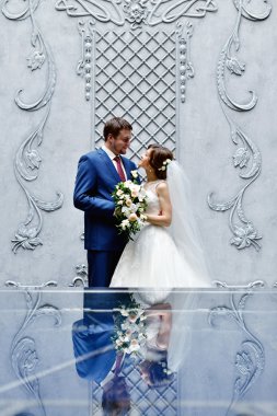 Güzel düğün çifti sarılma 