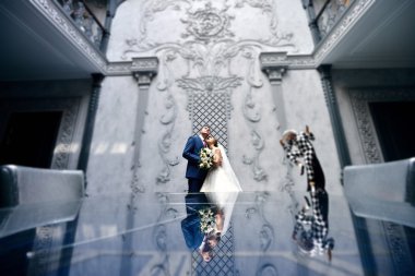 Güzel düğün çifti sarılma 