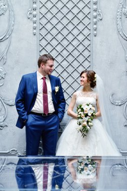 Güzel düğün çifti sarılma 