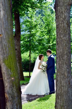 Parkta güzel bir çift var.