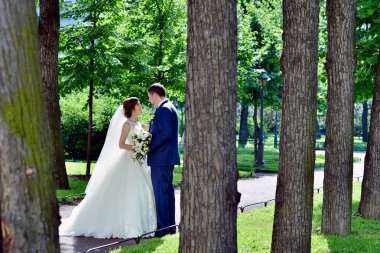 Parkta güzel bir çift var.