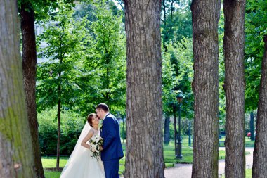 Parkta güzel bir çift var.