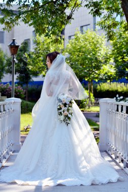 park içinde güzel bir gelin