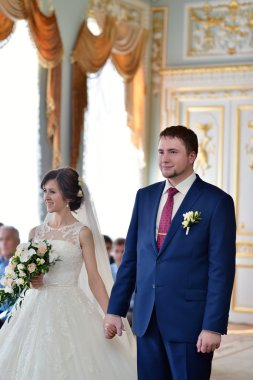 Güzel düğün çifti evlilik kaydetme