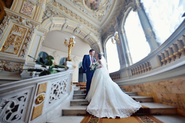 Casal bonito no interior elegante — Fotografia de Stock