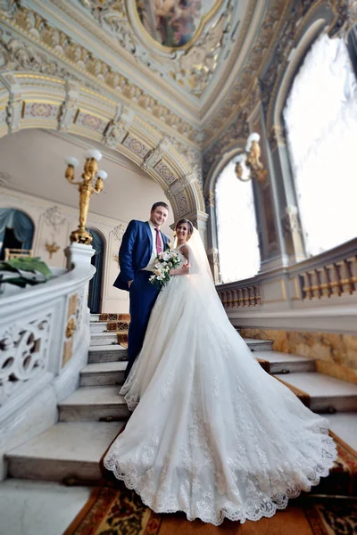 Casal bonito no interior elegante — Fotografia de Stock