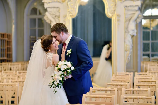 Casal bonito no interior elegante — Fotografia de Stock