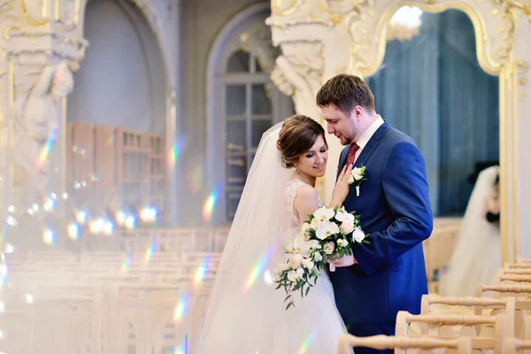 Güzel düğün çifti sarılma 